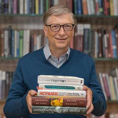 Bill Gates segurando livros